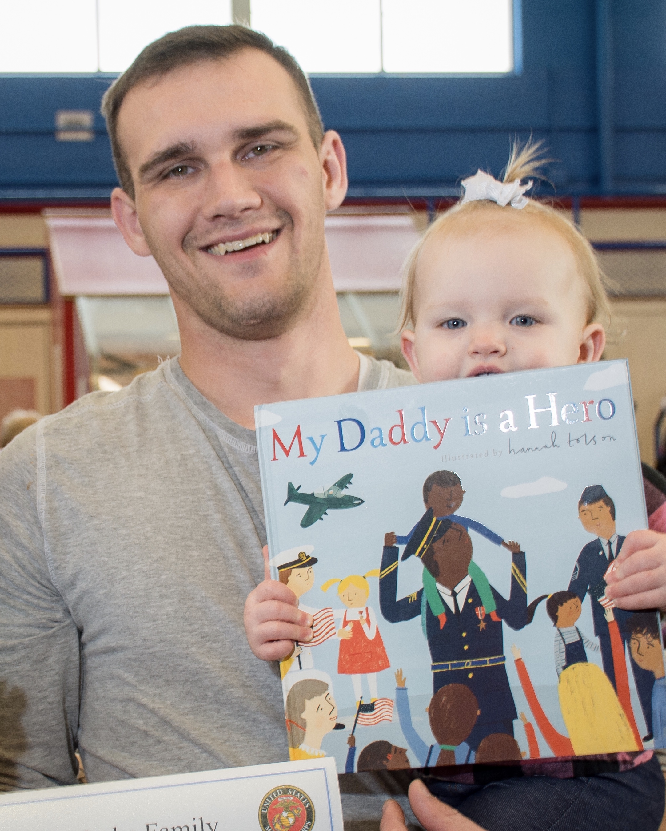 Volunteers distributing Thanksgiving meals to military families (1 of 3)